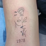 Un tatouage en noir et blanc