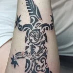 Un tatouage en noir et blanc