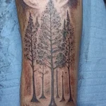 Un tatouage en noir et blanc