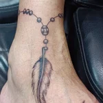 Un tatouage en noir et blanc