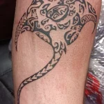 Un tatouage en noir et blanc