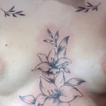 Un tatouage en noir et blanc