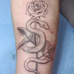 Un tatouage en noir et blanc