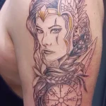 Un tatouage en noir et blanc