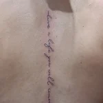 Un tatouage en noir et blanc