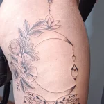 Un tatouage en noir et blanc