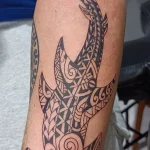 Un tatouage en noir et blanc
