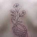 Un tatouage en noir et blanc