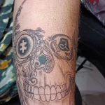 Un tatouage en noir et blanc