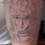 Un tatouage en noir et blanc