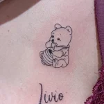 Un tatouage en noir et blanc