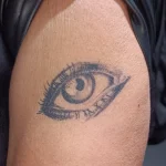 Un tatouage en noir et blanc