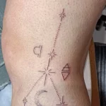 Un tatouage en noir et blanc