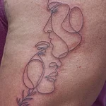 Un tatouage en noir et blanc