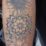Un tatouage en noir et blanc