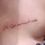 Un tatouage en noir et blanc