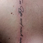 Un tatouage en noir et blanc