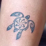 Un tatouage en noir et blanc