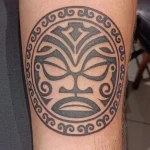 Un tatouage en noir et blanc