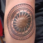 Un tatouage en noir et blanc