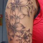 Un tatouage en noir et blanc