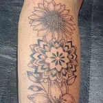 Un tatouage en noir et blanc