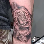 Un tatouage en noir et blanc