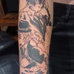 Un tatouage en noir et blanc