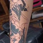 Un tatouage en noir et blanc
