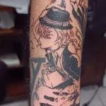 Un tatouage en noir et blanc