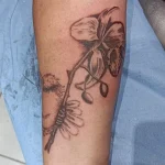 Un tatouage en noir et blanc