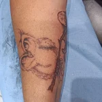 Un tatouage en noir et blanc