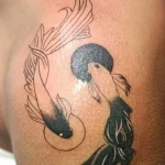 Un tatouage en noir et blanc