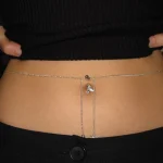 Un piercing au nombril