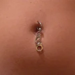 Un piercing au nombril