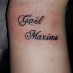 Un tatouage qui représente un lettrage.
