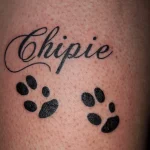 Un tatouage qui représente un lettrage.