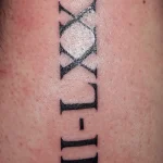 Un tatouage qui représente un lettrage.