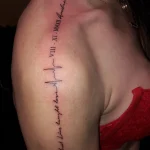Un tatouage qui représente un lettrage.