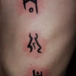 Un tatouage qui représente un lettrage.
