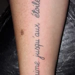 Un tatouage qui représente un lettrage.