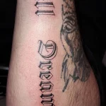 Un tatouage qui représente un lettrage.