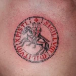 Un tatouage qui représente un lettrage.
