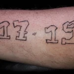 Un tatouage qui représente un lettrage.