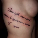 Un tatouage qui représente un lettrage.