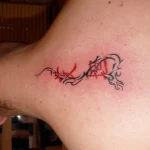 Un tatouage qui représente un lettrage.