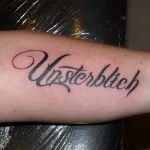 Un tatouage qui représente un lettrage.