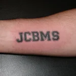 Un tatouage qui représente un lettrage.