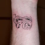 Un tatouage qui représente un lettrage.