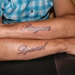 Un tatouage qui représente un lettrage.